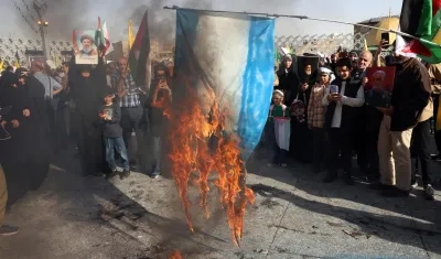 Iraníes queman la bandera de Israel.