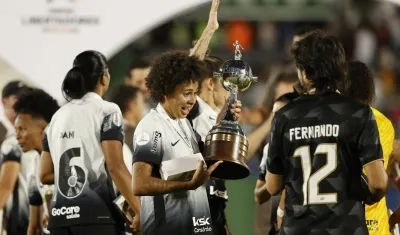 Las jugadoras del Corinthians tras recibir el trofeo de la Copa Libertadores Femenina.  