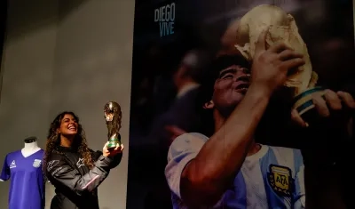 Los visitantes pueden tomarse fotos con la Copa del Mundo. 