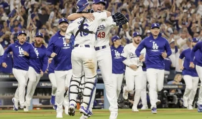 El receptor Will Smith y el lanzador Blake Treinen festejan el paso de los Dodgers a la Serie Mundial. 