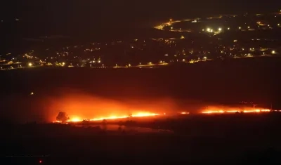un incendio cerca de la ciudad de Kiryat Shmona como resultado de un proyectil disparado desde el sur del Líbano hacia el norte de Israel. 