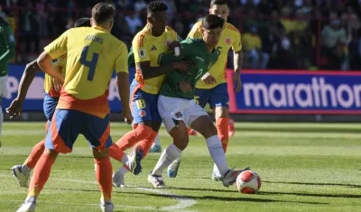 Miguel Terceros disputa el balón con Cristian Borja.
