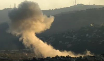 El humo se eleva tras un ataque militar israelí en la aldea de Kafr Kila, en el sur del Líbano.