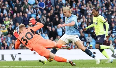Erling Haaland en un mano a mano con el portero Aaron Ramsdale.