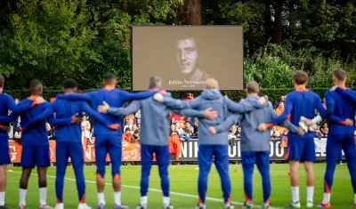 Minuto de silencio de la selección de Países Bajos por Johan Neeskens.