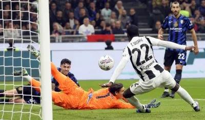 Timothy Weah anota el segundo gol de Juventus contra Inter de Milán.