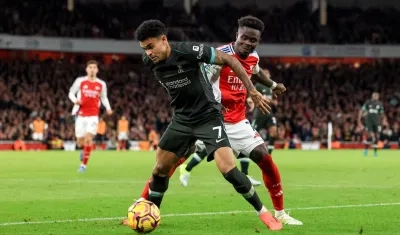 El colombiano Luis Díaz domina la pelota ante la marca de Bukayo Saka. 