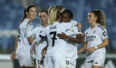 Linda Caicedo celebra con sus compañeras el gol que marcó contra el Celtic.
