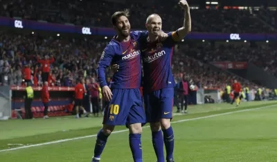 Lionel Messi y Andrés Iniesta celebrando un gol con el Barcelona.