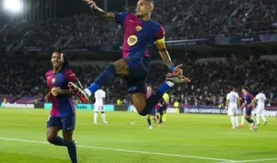 Raphinha celebra tras marar el segundo gol del Barcelona.