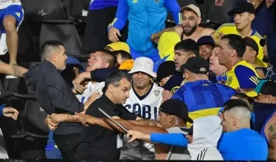 Juan Román Riquelme, presidente de Boca, en la tribuna tratando de calmar a sus hinchas.
