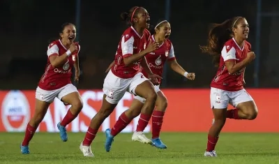 La celebración de las jugadoras de Santa Fe tras pasar a la final al vencer en la tanda de penales a Independiente del Valle.