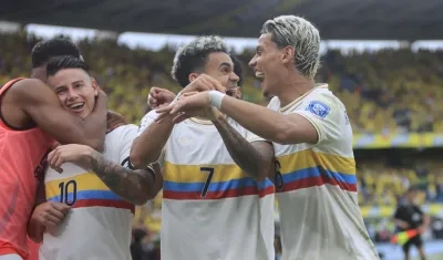 James Rodríguez, Luis Díaz y Richard Ríos, jugadores de la Selección Colombia celebrando un gol ante Chile. 