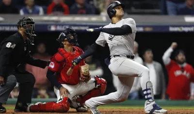 Juan Soto batea el jonrón de tres carreras que le dio la victoria a los Yanquis.