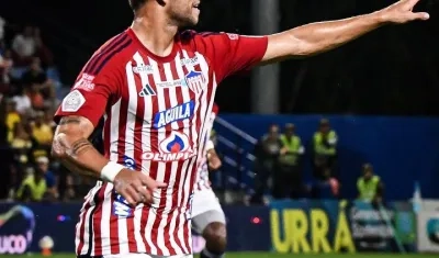 'Titi' Rodríguez en el festejo del gol que le dio el empate a Junior contra Jaguares.