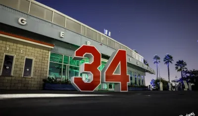 El número que utilizó Fernando Valenzuela en las afueras del Dodger Stadium.