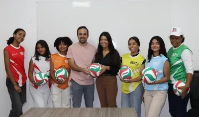 El director de Indeportes Atlántico, Ivám Urquijo, entregó la implementación a los municipios participantes.