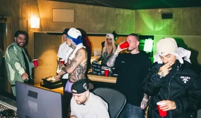 Los artistas, durante la producción de '+57'.