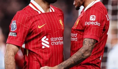 Mohamed Salah, autor del gol del triunfo del Liverpool, celebra con el colombiano Luis Díaz. 