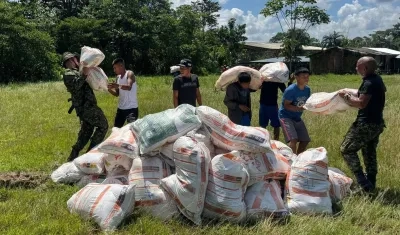 Militares mientras alistan más de 300 kits de ayudas humanitarias. 