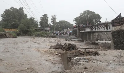 Crecida de un río por el paso de la tormenta Sara, este sábado en San Pedro Sula.
