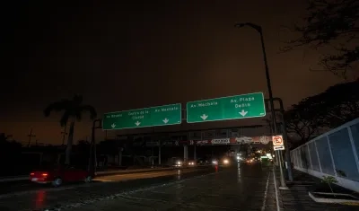 Un sector de Guayaquil sin luz el pasado domingo.