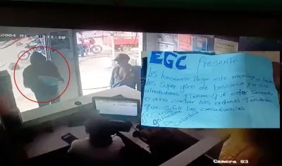 Momento en que el sicario disparó contra la trabajadora y lanzó el panfleto. 