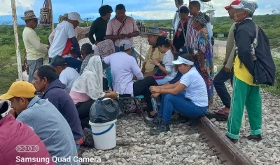 Los bloqueos por parte de la comunidad persisten en la vía férrea. 