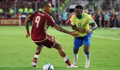 Vinícius Jr. enfrentando a un rival venezolano.