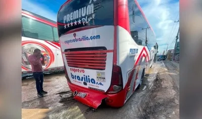 El bus de Brasilia atascado este martes en el tramo en mal estado de la Circunvalar.