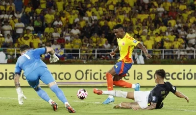 Jhon Córdoba desperdició varias oportunidades de gol.