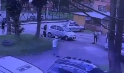 Momento en que Juan Felipe Rincón es amenazado con una pistola.