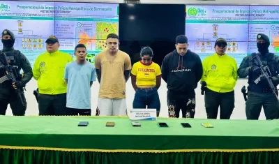 Un grupo de los capturados presentado por las autoridades.