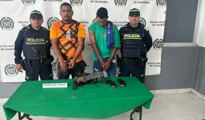 Los dos capturados con el fusil AK47. 