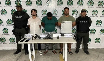 Los tres capturados por parte del Gaula de la Policía.