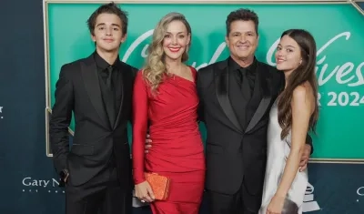 Carlos Vives acompañado de su familia 