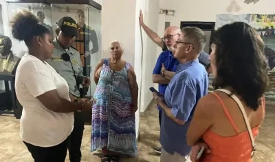 Conductora de vehículo de tracción animal con turistas en la Estación de Policía.