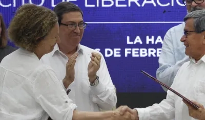 Vera Grabe, jefa del equipo de negociación del Gobierno de Colombia, y Pablo Beltrán, jefe negociador del ELN.