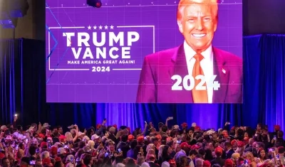 Seguidores republicanos celebran la victoria de Donald Trump en West Palm Beach, Florida.