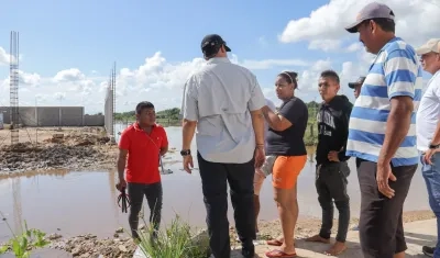 El gobernador con la comunidad afectada por inundaciones.