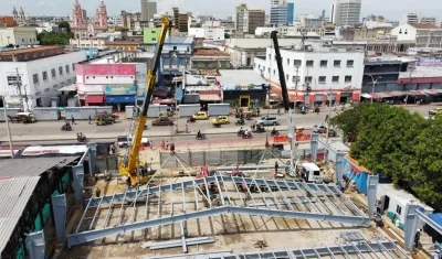 Trabajos de instalación de la cubierta del mercado El Playón. 