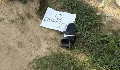 Cartel que le dejaron a la víctima en el lugar de los hechos. 