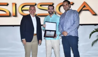 José Rafael Consuegra Machado, presidente de Asiesca en representación de Unisimón, recibió distinciones que varias IES afiliadas confirieron a la asociación. 