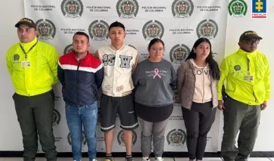 Los capturados junto a las autoridades.