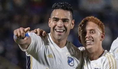 Falcao García celebra con su compañero de equipo Juan José Ramírez. 