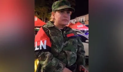 Funcionaria de la Fiscalía que decidió colocarse un disfraz de guerrillera del ELN. 