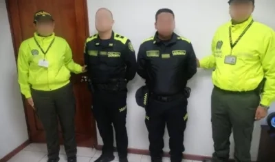 Autoridades junto a los capturados.