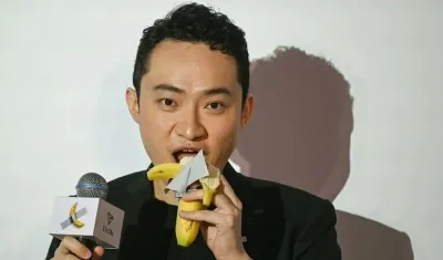 Justin Sun comiéndose "su obra de arte". 