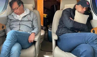 Gustavo Petro y Armando Benedetti en un avión privado durante la campaña presidencial. 