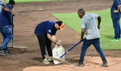 Desde el viernes por la noche se adelantan los trabajos de acondicionamiento del terreno de juego del Édgar Rentería.